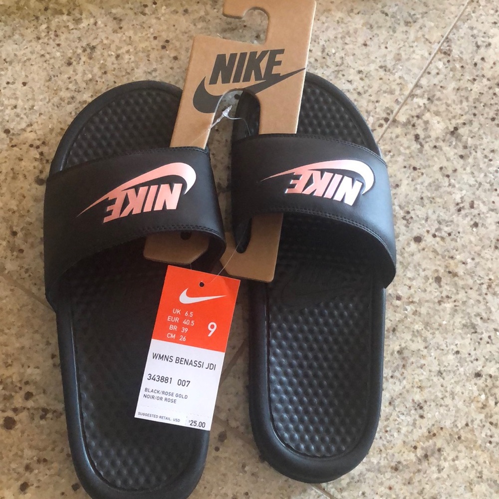 NWT Nike benassi slide